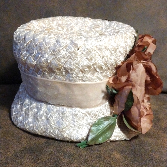 Stylish hat with a Boutique look in Excellent Condition - Picture 1 of 7